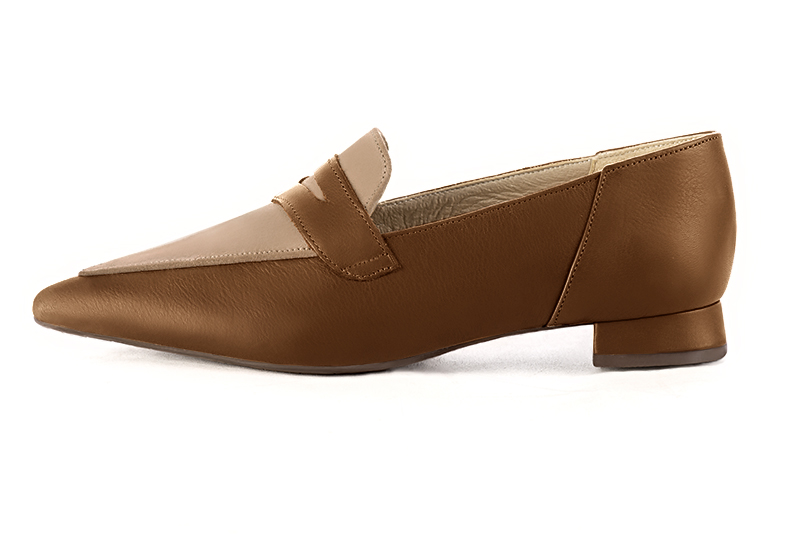 Caramel brown and tan beige women's essential loafers. Pointed toe. Flat flare heels. Profile view - Florence KOOIJMAN